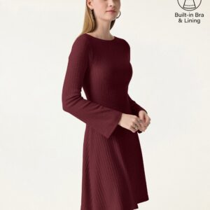 Gemütliches geripptes Minikleid mit U-Boot-Ausschnitt, Glockenärmeln und ausgestelltem Rockteil von Brami